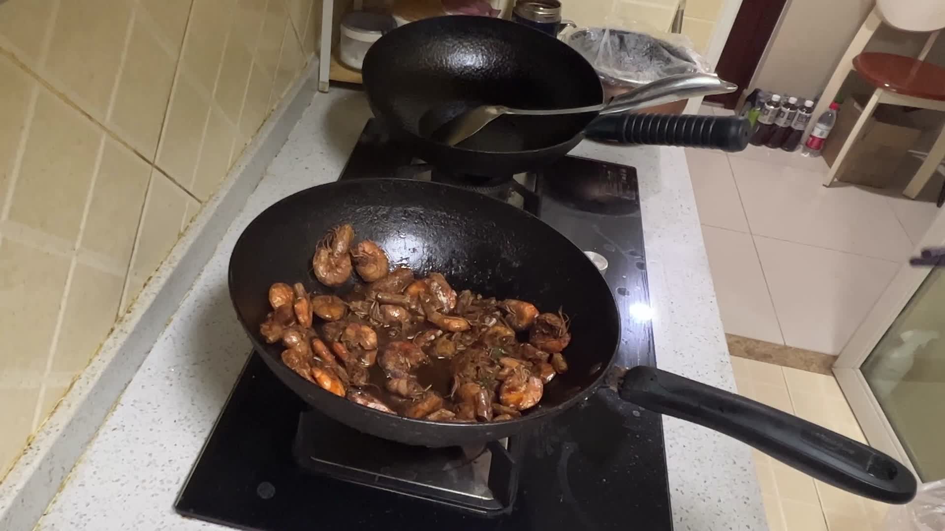 饭盒打包油焖大虾视频的预览图