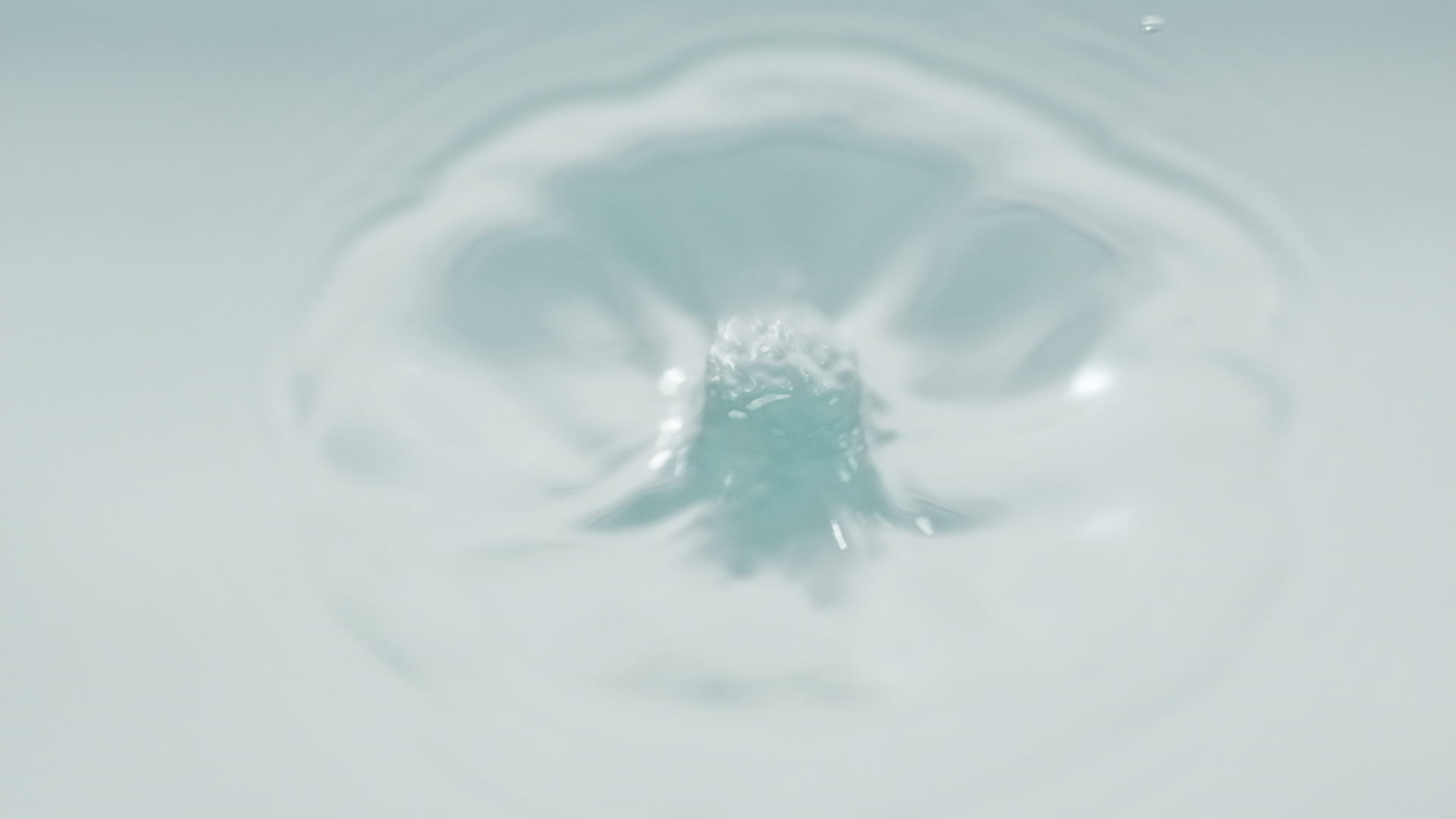 自来水滴气泡4K实拍空镜头视频的预览图
