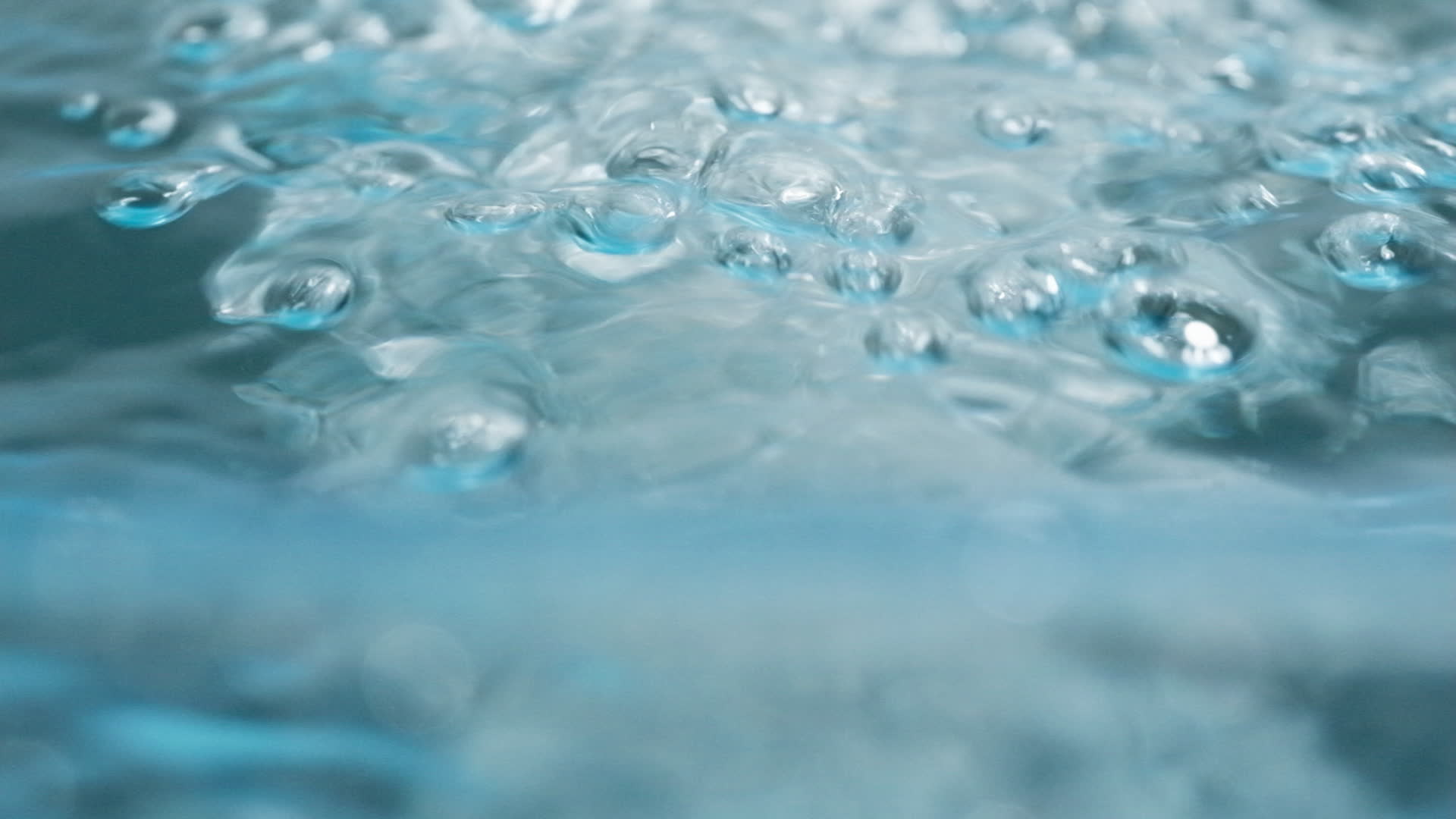 自来水滴气泡4K实拍空镜头视频的预览图