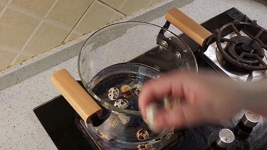 高温玻璃锅烧水在火上加热视频的预览图