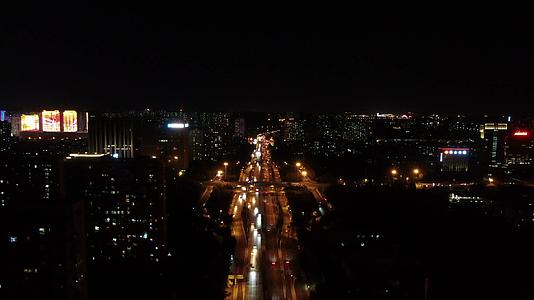 航拍石家庄城市夜景交通视频的预览图