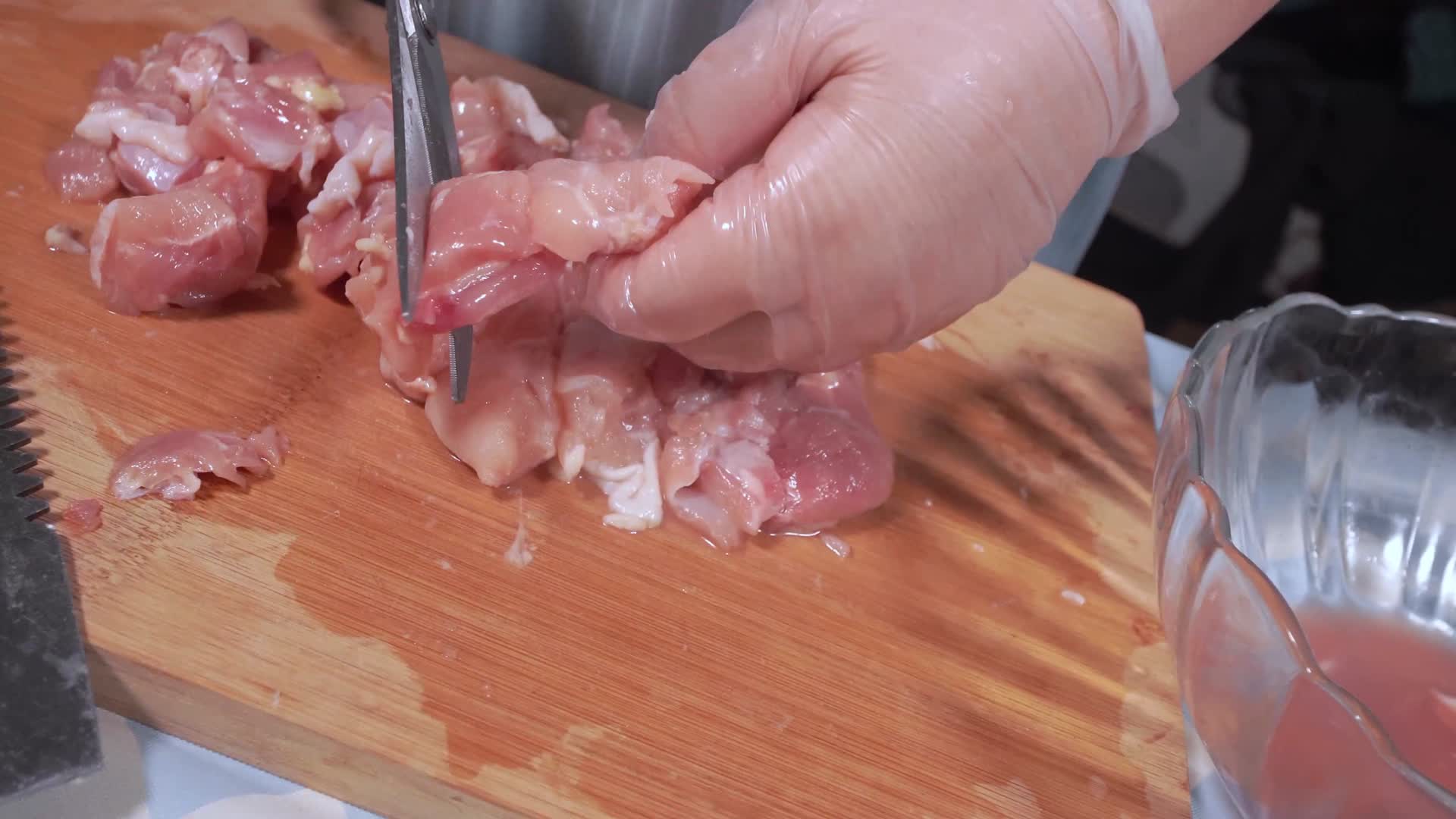给鸡腿肉去筋膜鸡皮视频的预览图