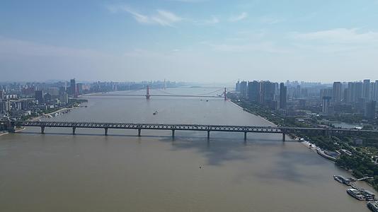 航拍武汉长江大桥交通视频的预览图
