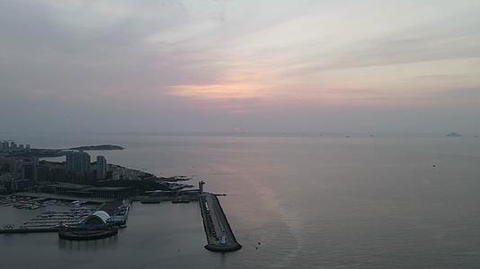 航拍山东青岛海上日出视频的预览图
