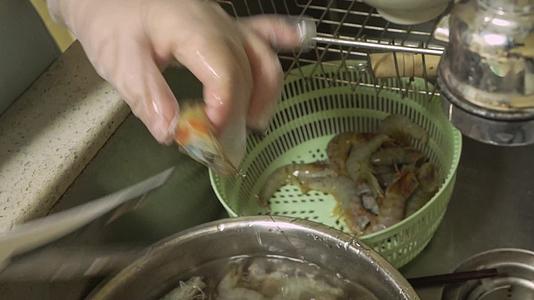 海虾去虾头去虾包虾线视频的预览图