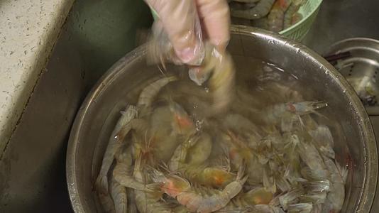 海虾去虾头去虾包虾线视频的预览图