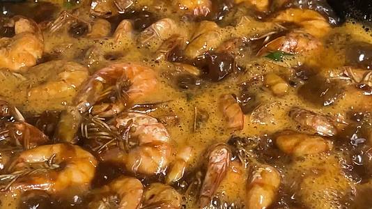海鲜制作油焖大虾视频的预览图