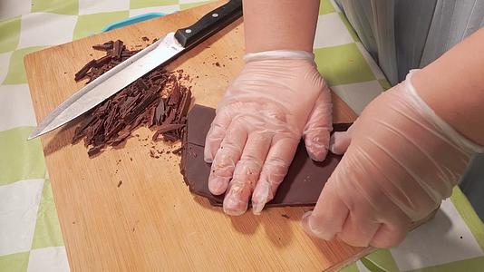 黑巧克力原料甜品食材视频的预览图