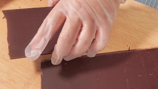 黑巧克力原料甜品食材视频的预览图