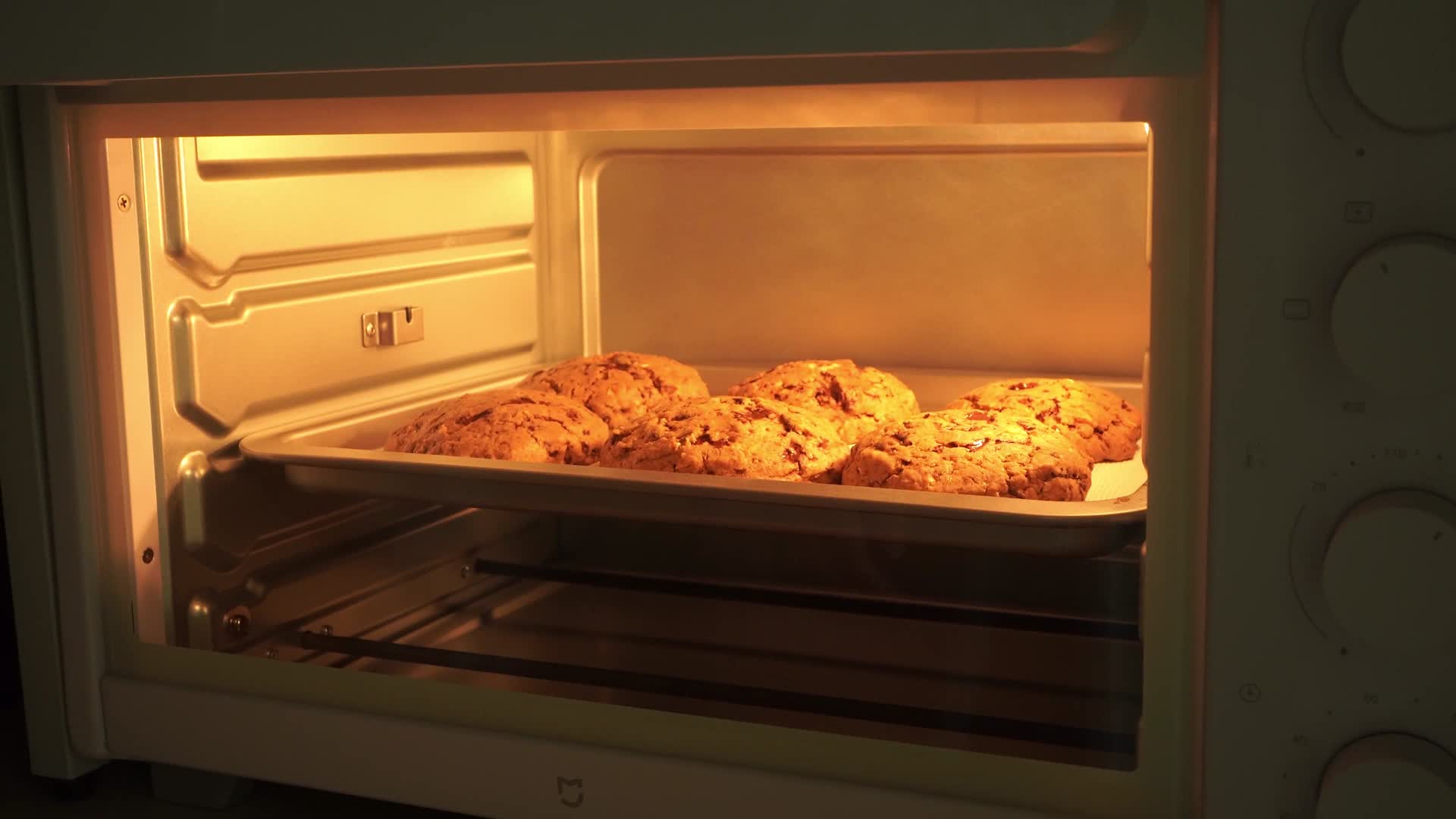 烘焙延时纽约饼干烤制过程视频的预览图