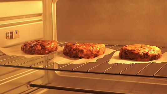 烘焙延时纽约饼干烤制过程视频的预览图