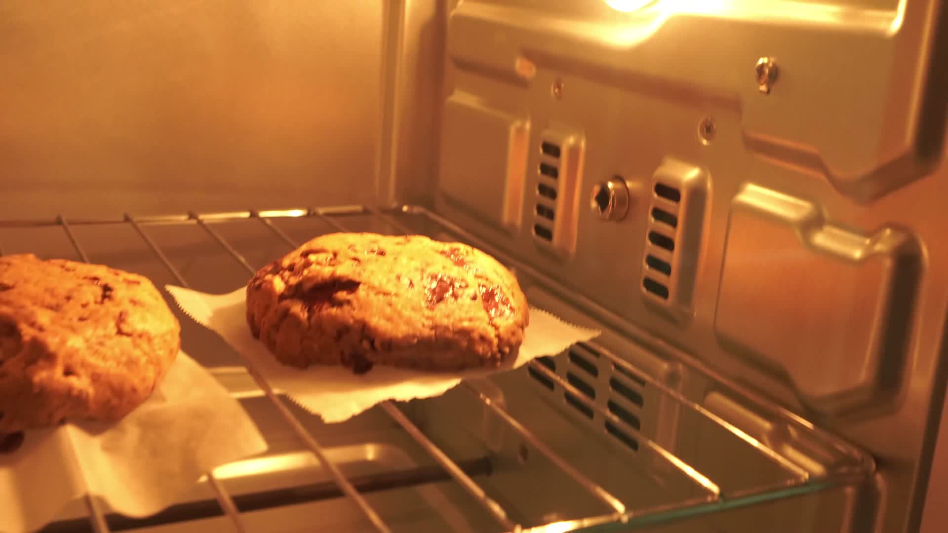 烘烤巧克力曲奇饼干视频的预览图