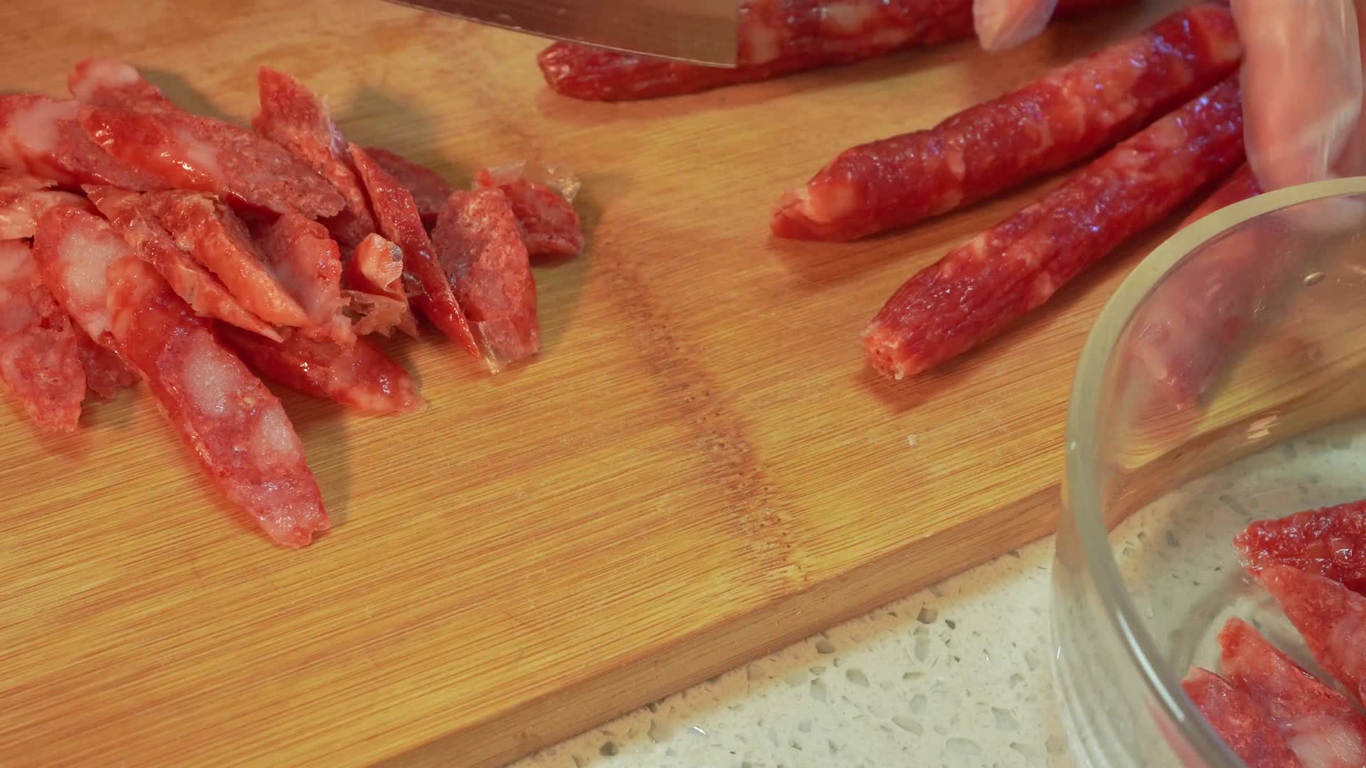 红肠腊肠清洗切片视频的预览图