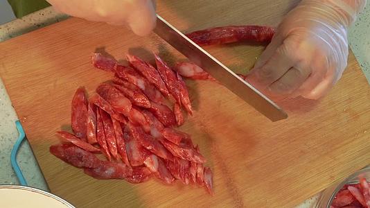 红肠腊肠清洗切片视频的预览图