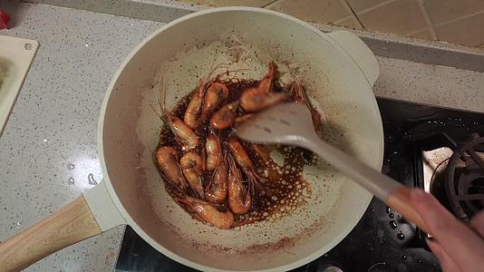 红烧大虾罗氏虾油焖大虾视频的预览图