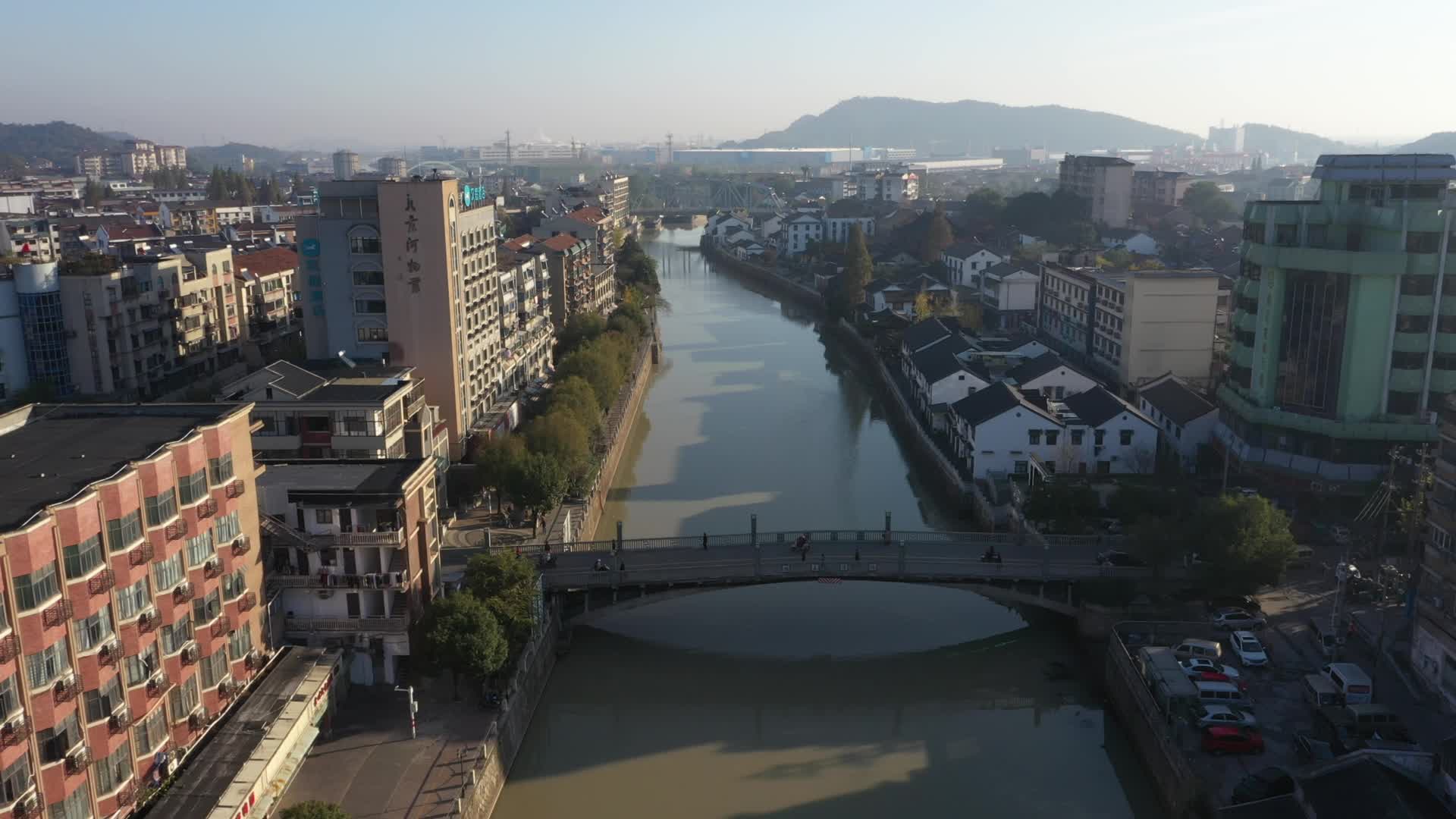 德清城关航拍乾元大运河视频的预览图