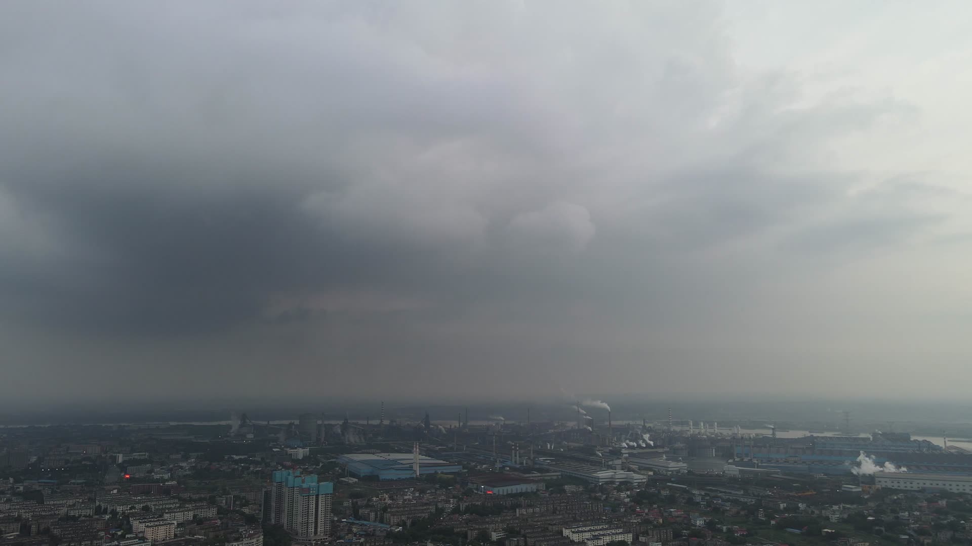 城市乌云密布暴雨来临航拍视频的预览图