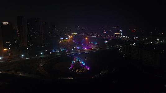 航拍德清城市夜景汽车德清大道视频的预览图