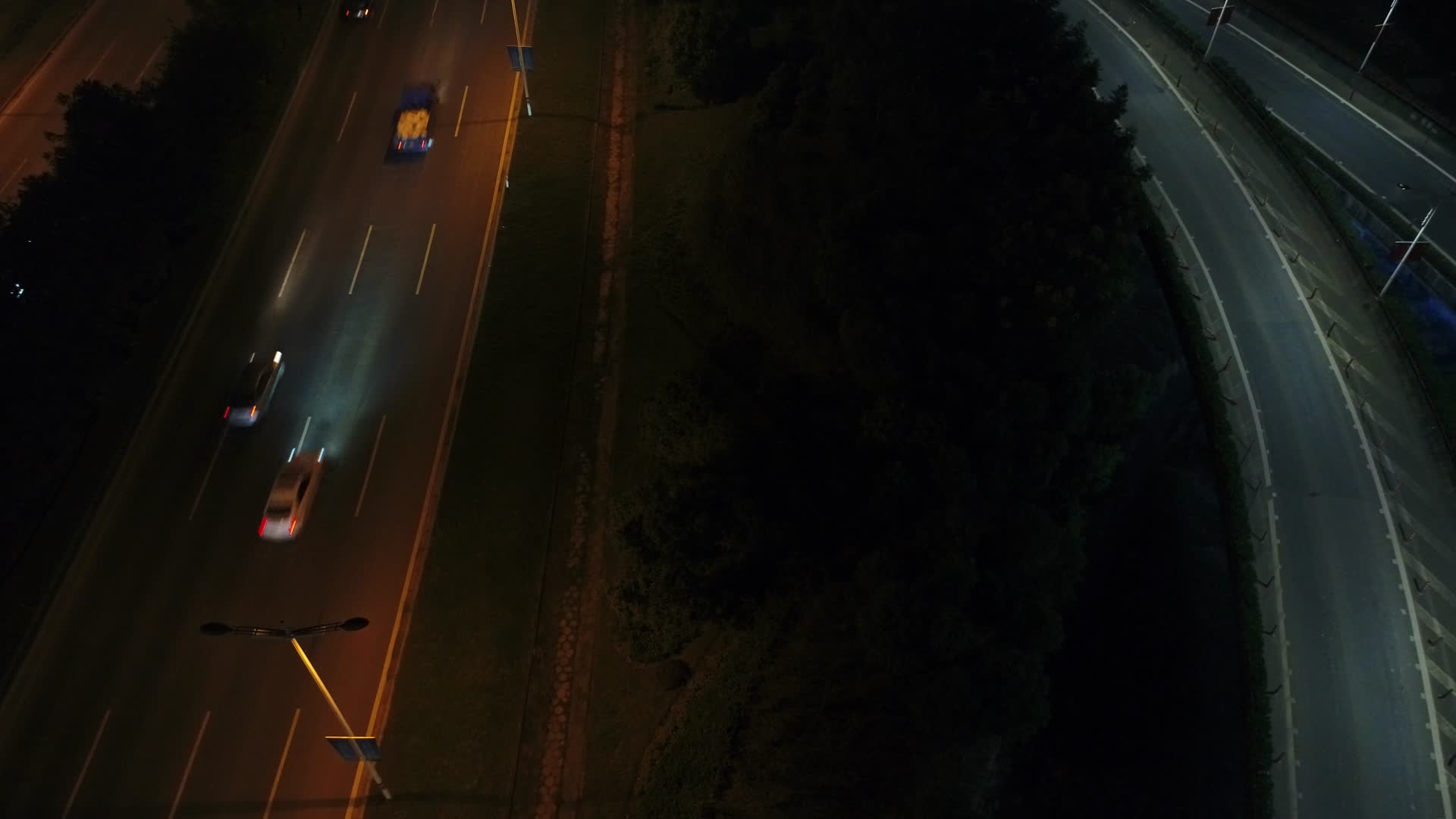航拍德清城市夜景视频的预览图