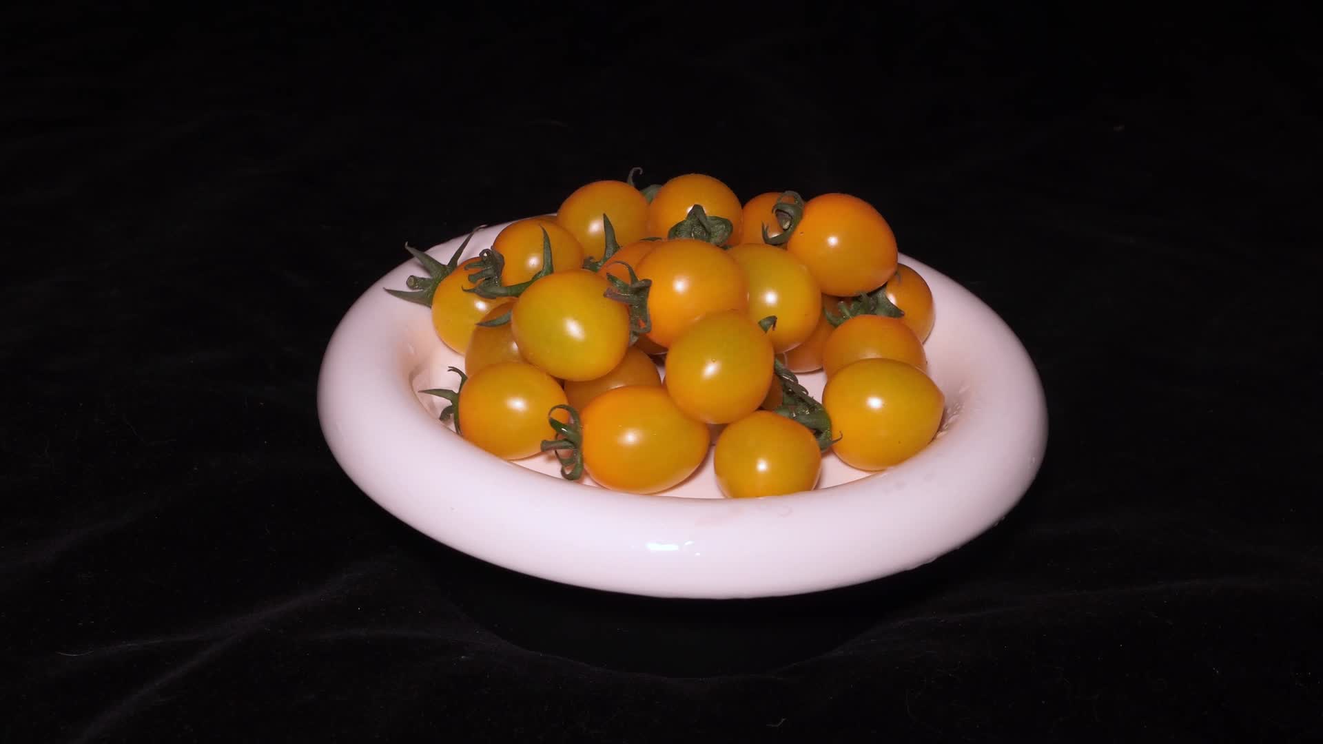 黄色的小西红小番茄健康蔬菜视频的预览图