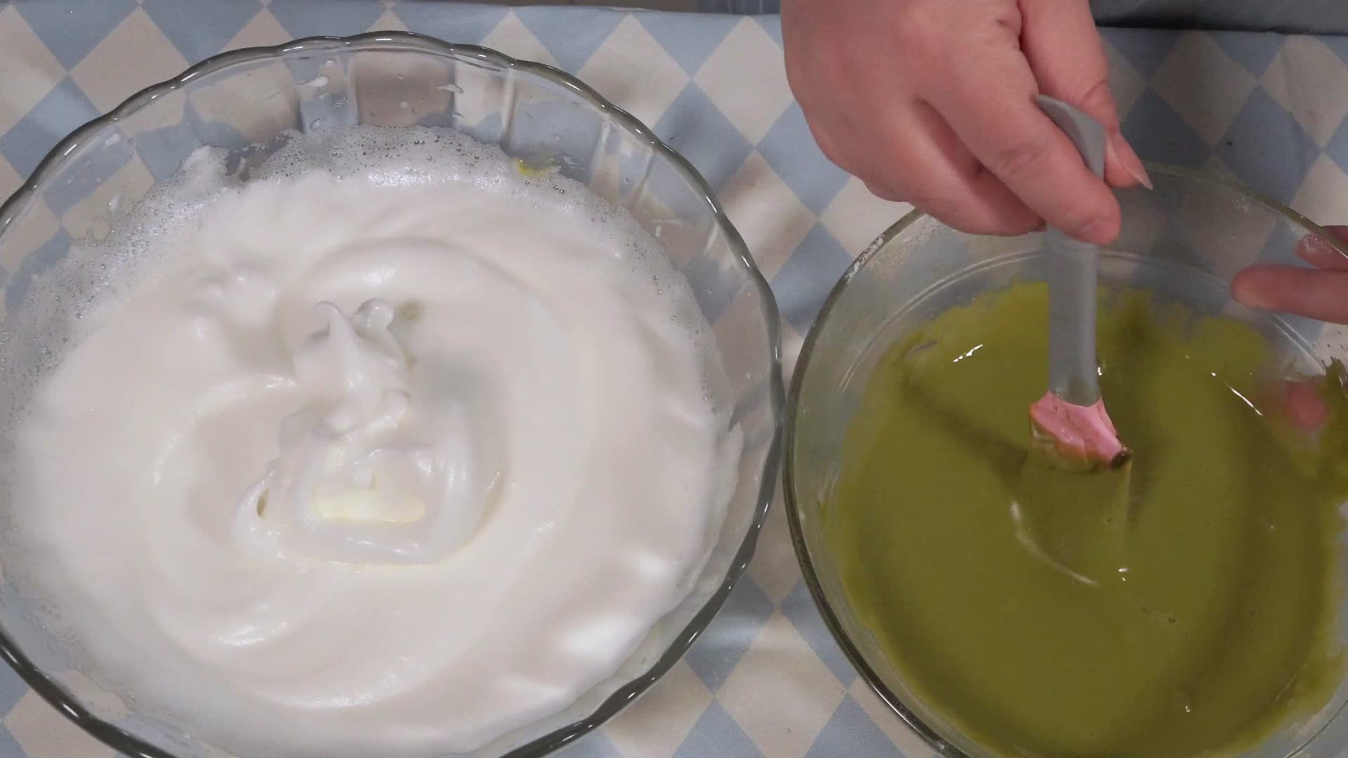 混合面糊制作蛋糕面糊视频的预览图