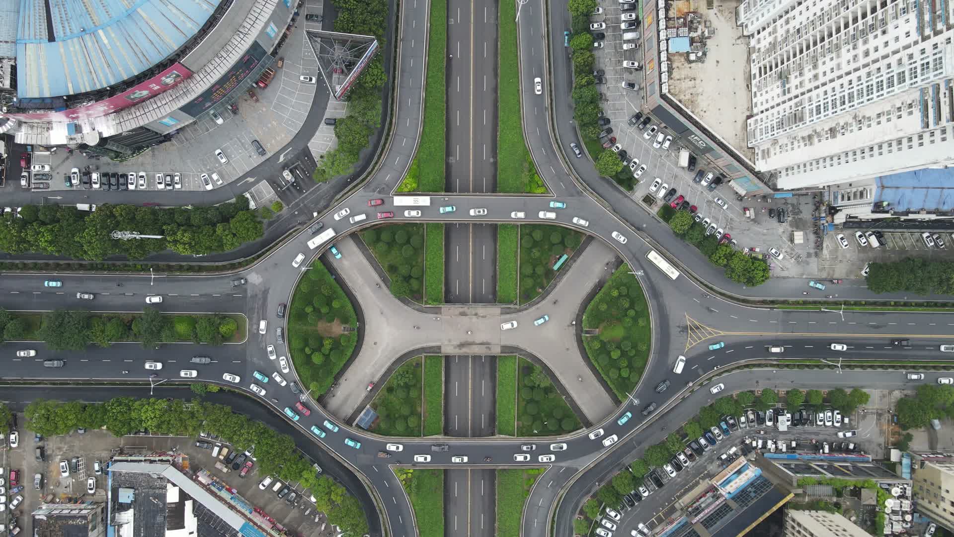 湖南岳阳火车站高架立交桥交通航拍视频的预览图