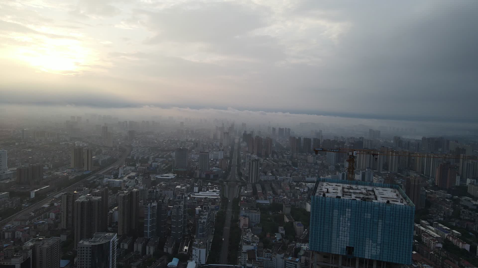湖南岳阳迷雾日出航拍视频的预览图