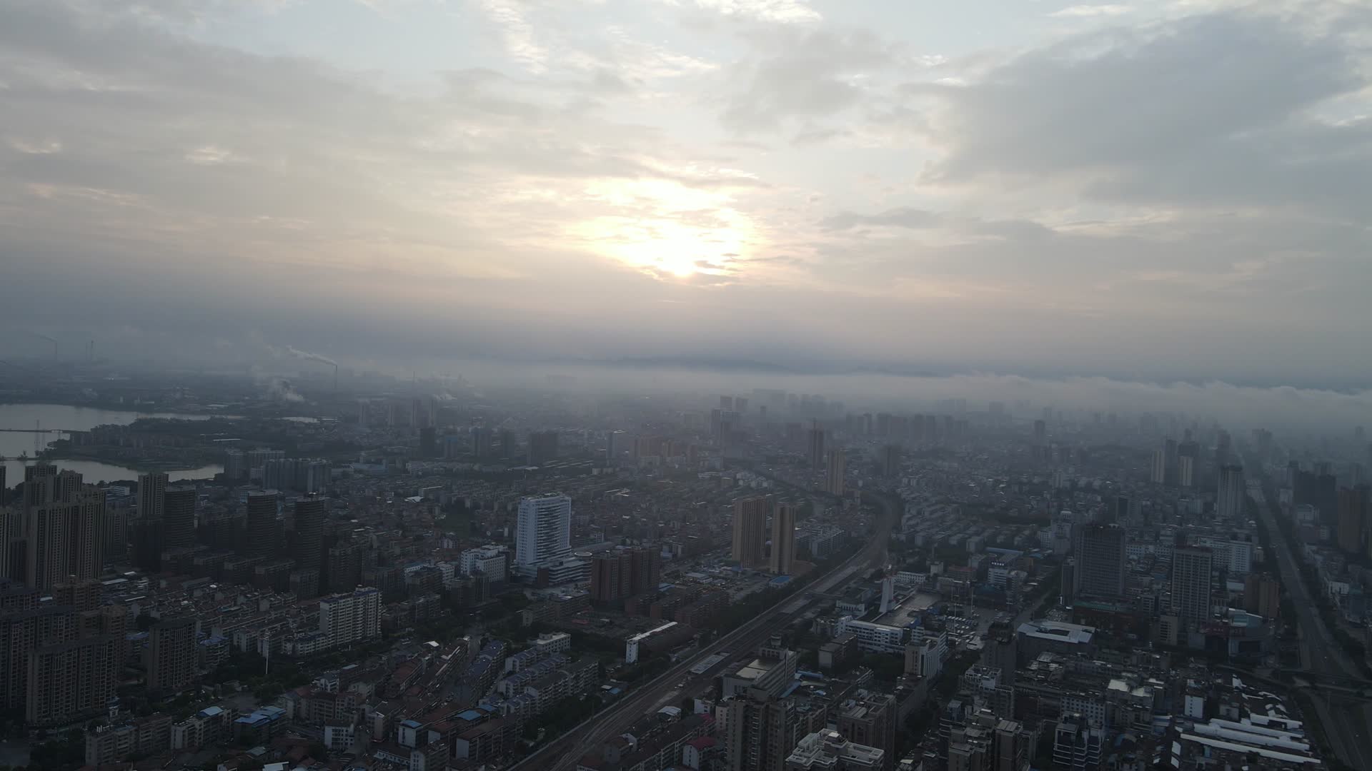 湖南岳阳迷雾日出航拍视频的预览图