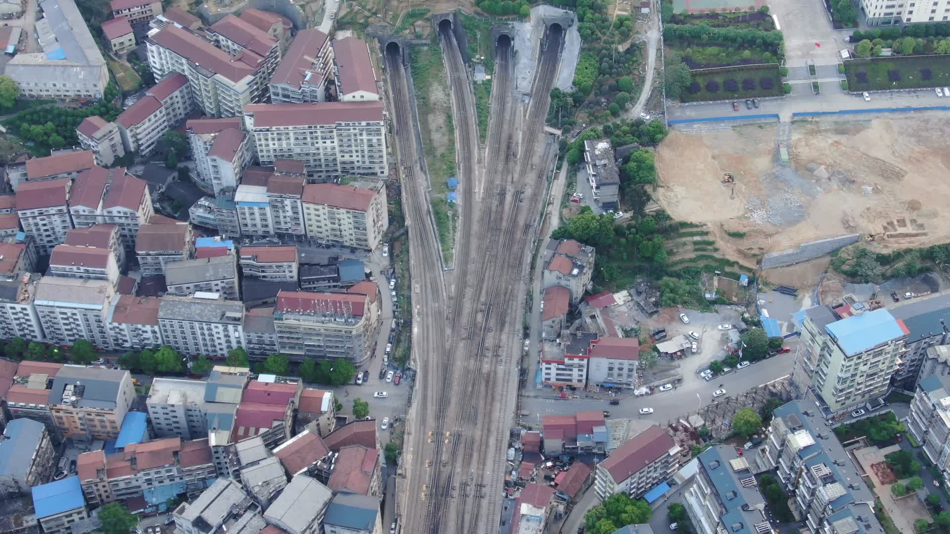 航拍湖南怀化火车站交通火车轨道视频的预览图