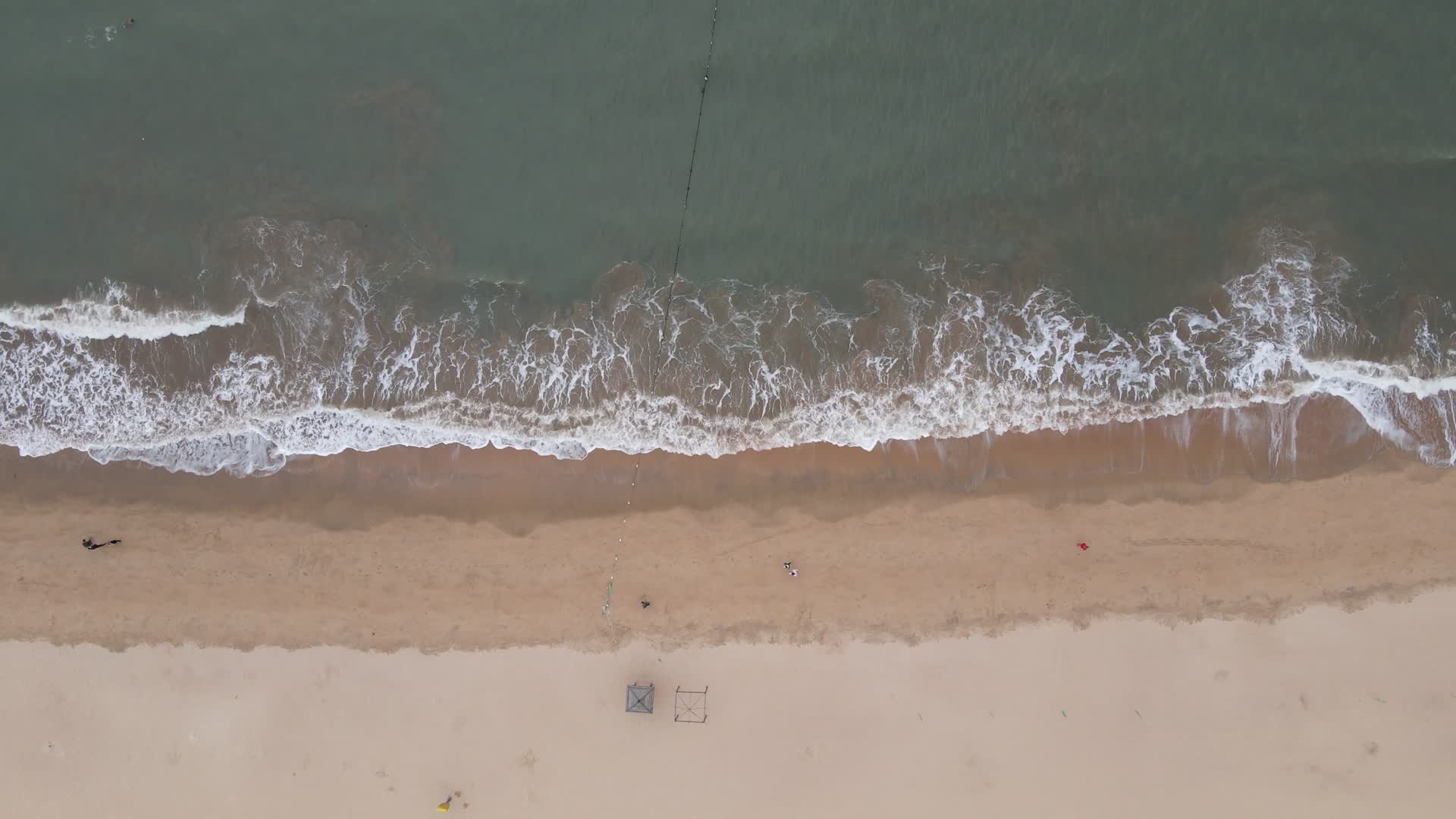 航拍山东青岛海滩大海视频的预览图