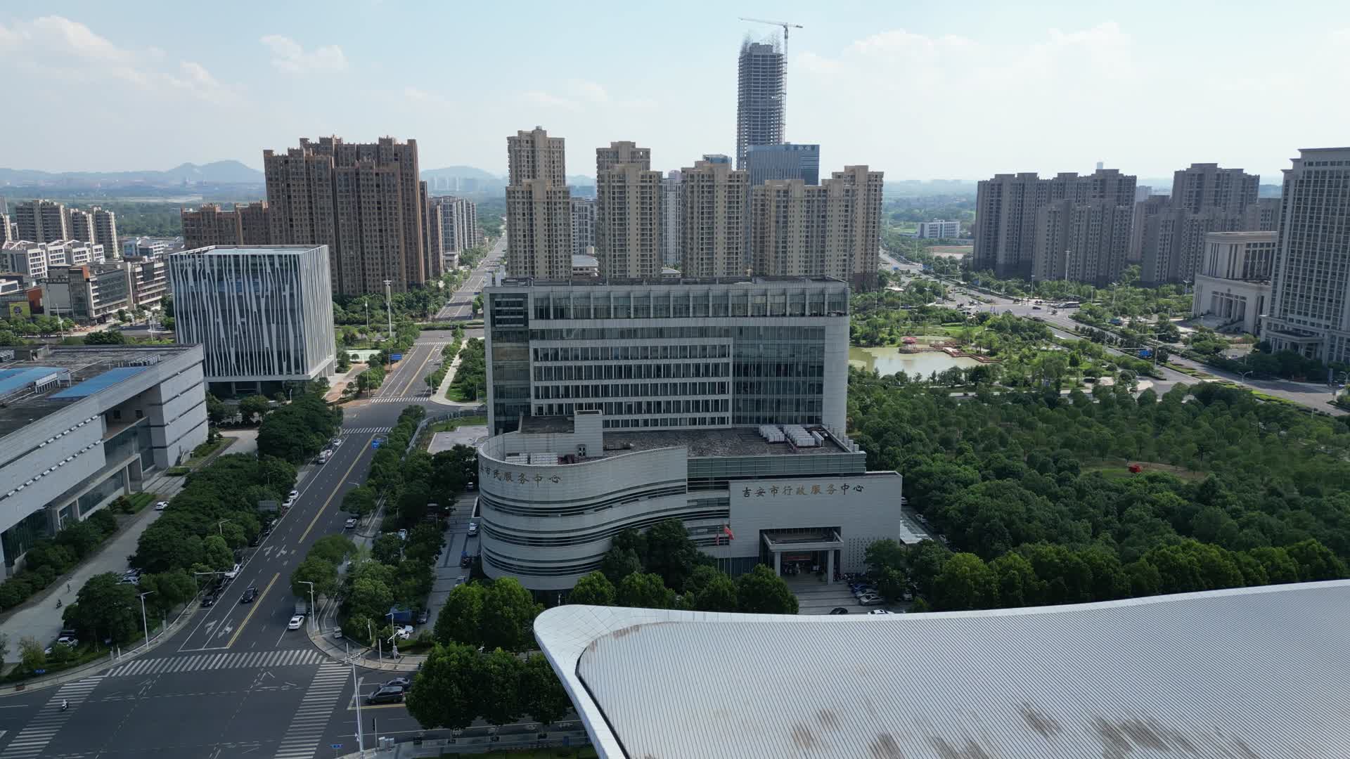 航拍江西吉安市民服务中心视频的预览图