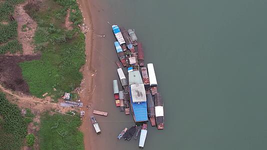 自然风景江边游船风光航拍视频的预览图