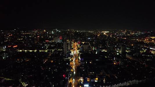 昆明城市夜景交通灯光航拍视频的预览图
