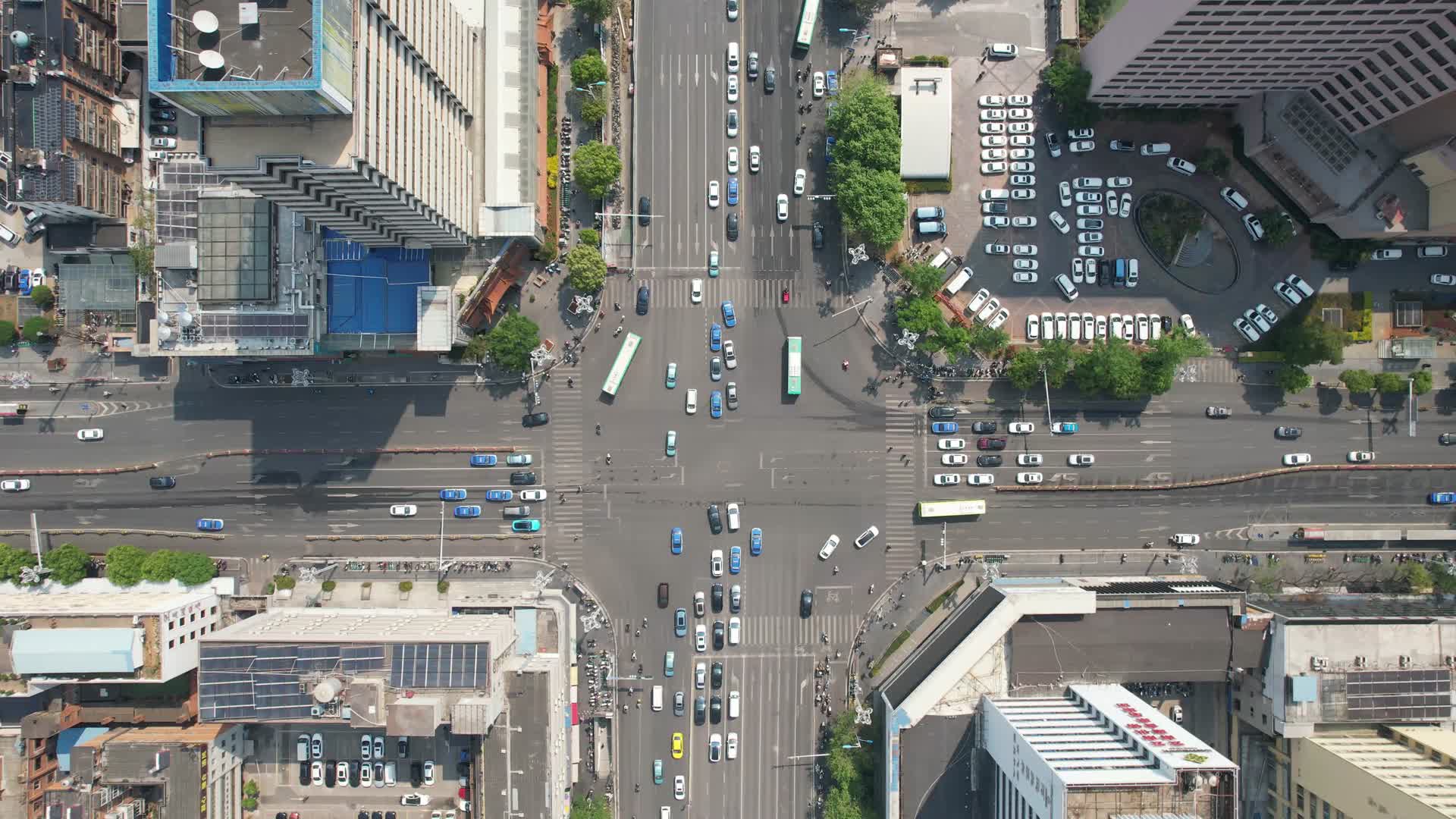 城市十字交叉路口交通航拍云南昆明视频的预览图