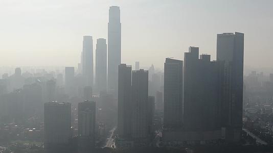 城市航拍湖南长沙国金中心清晨迷雾视频的预览图