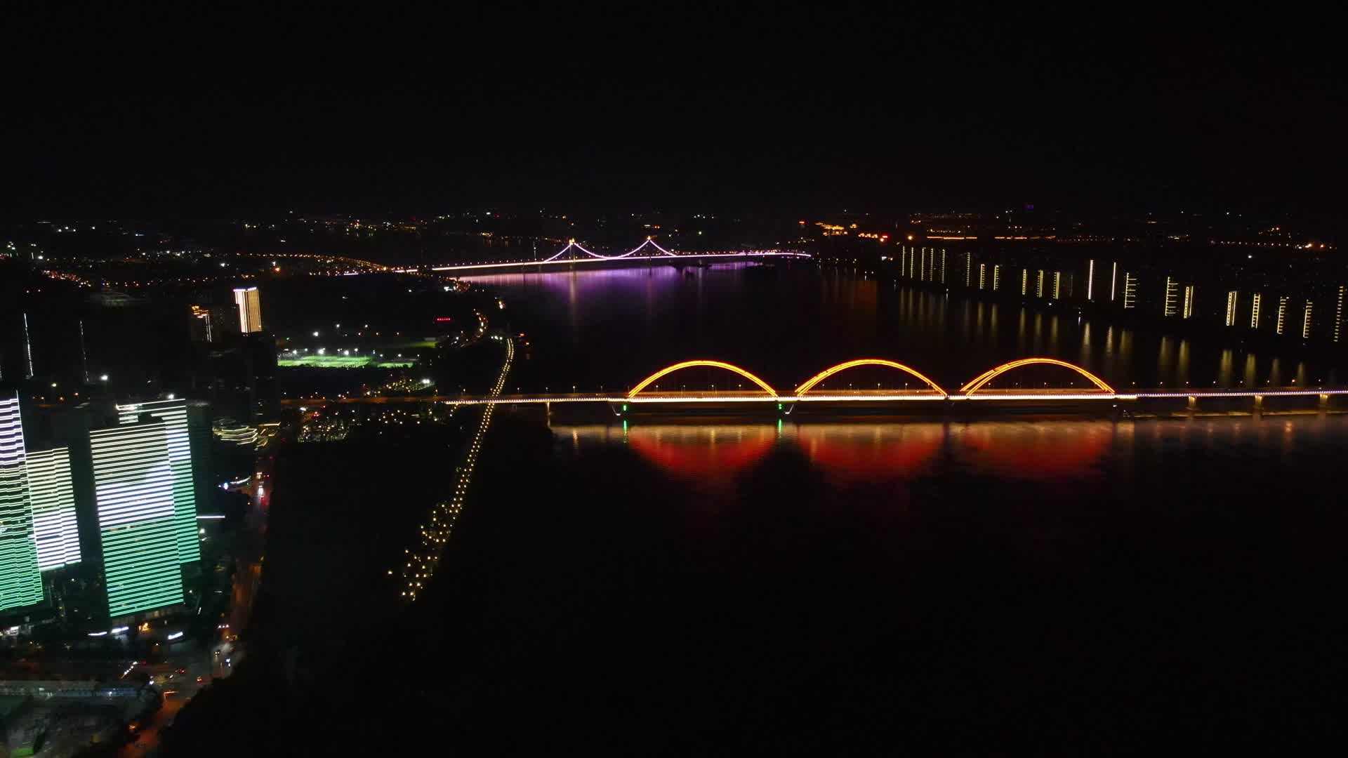 航拍湖南长沙福元路湘江大桥地标视频的预览图