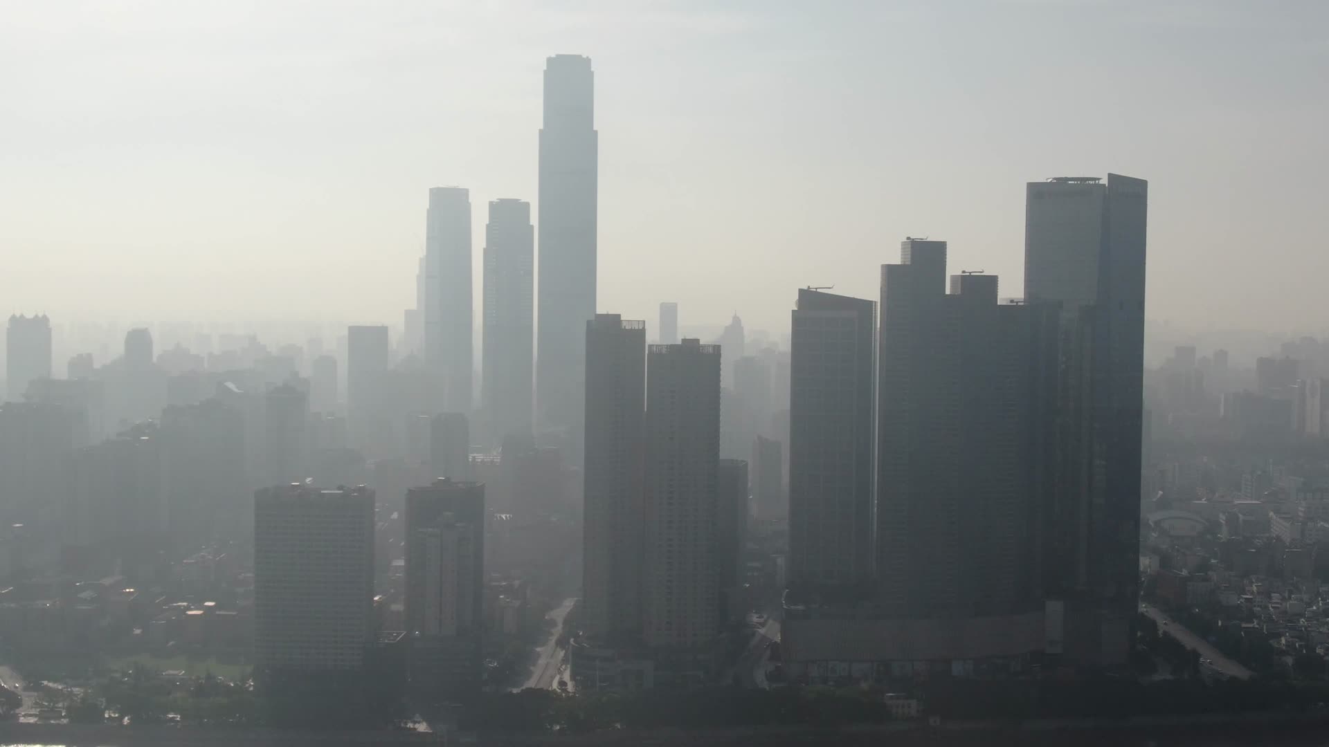 城市航拍湖南长沙国金中心清晨迷雾视频的预览图