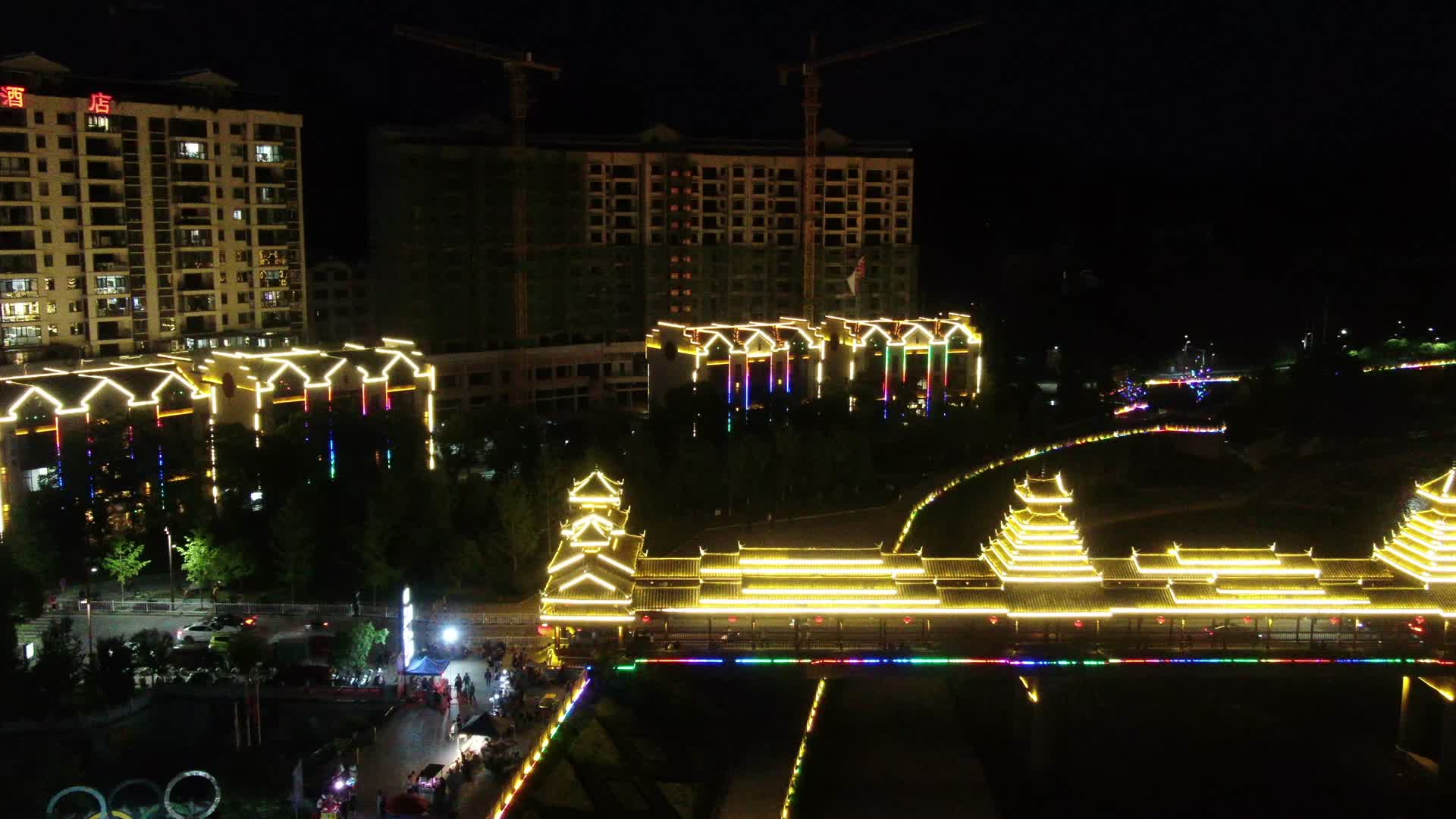 航拍湖南新晃晃州风雨桥夜景视频的预览图