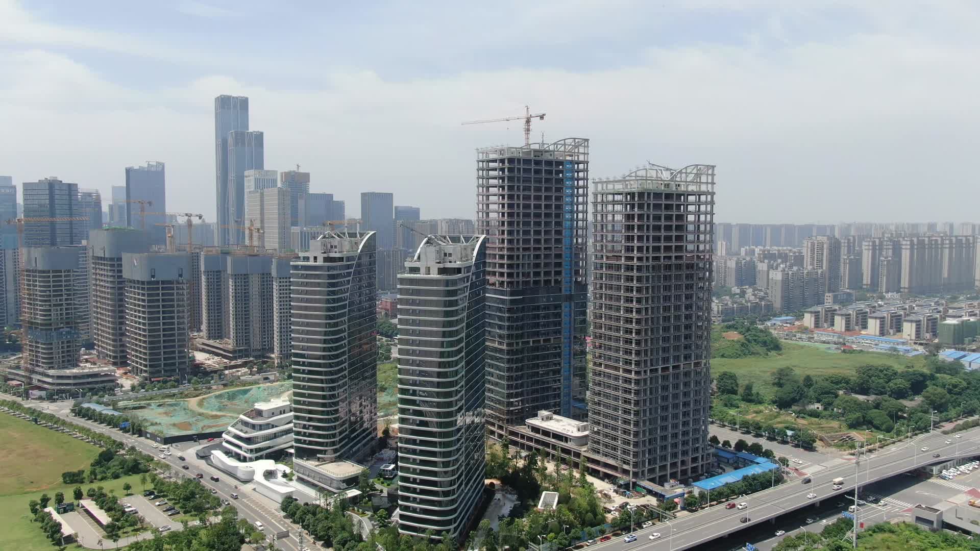 城市在建商务大厦航拍视频的预览图