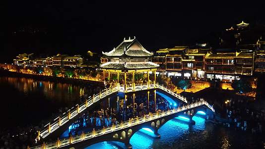 航拍湖南凤凰古城夜景灯光秀视频的预览图