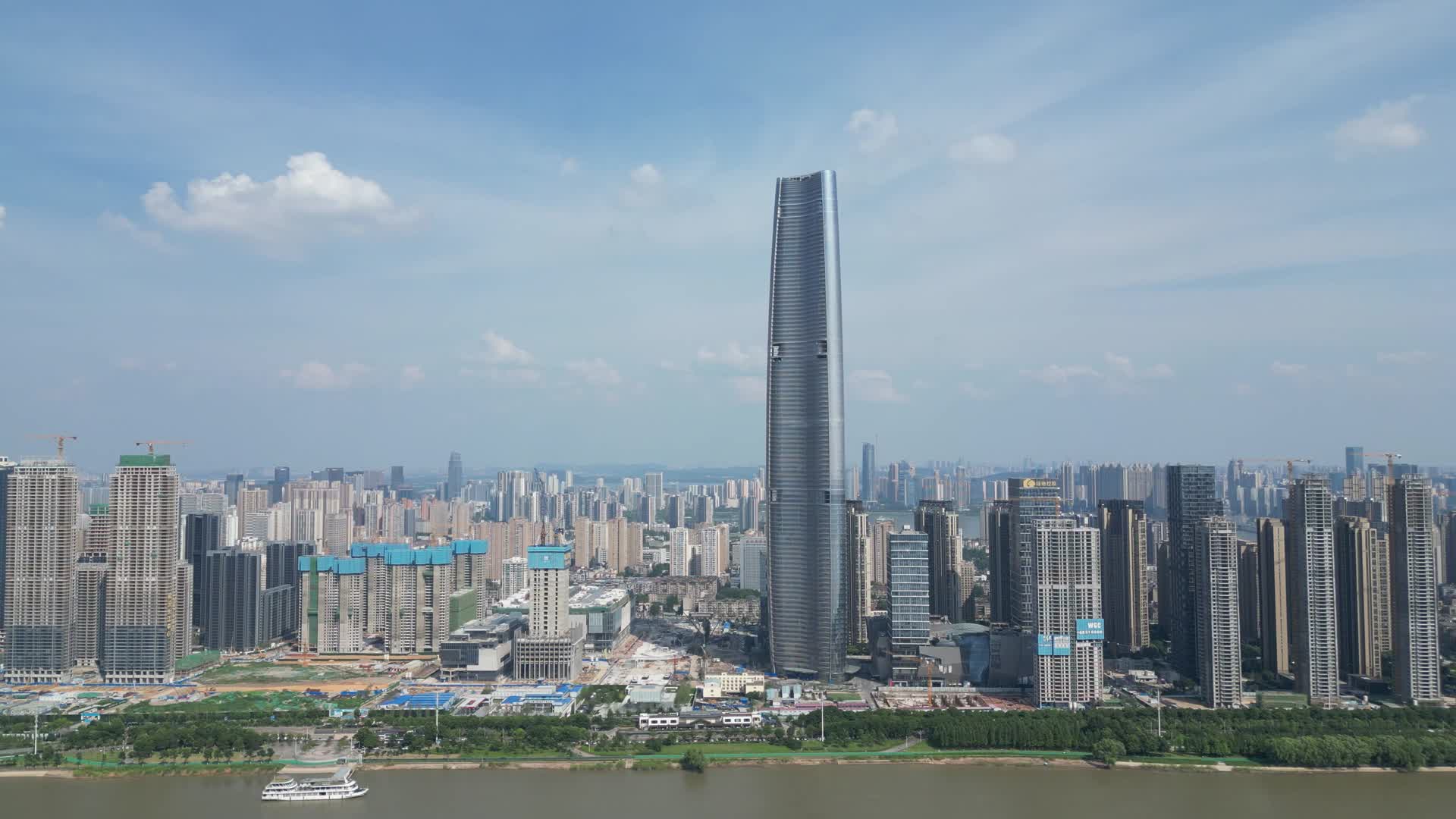 航拍湖北武汉绿地中心第一高楼视频的预览图