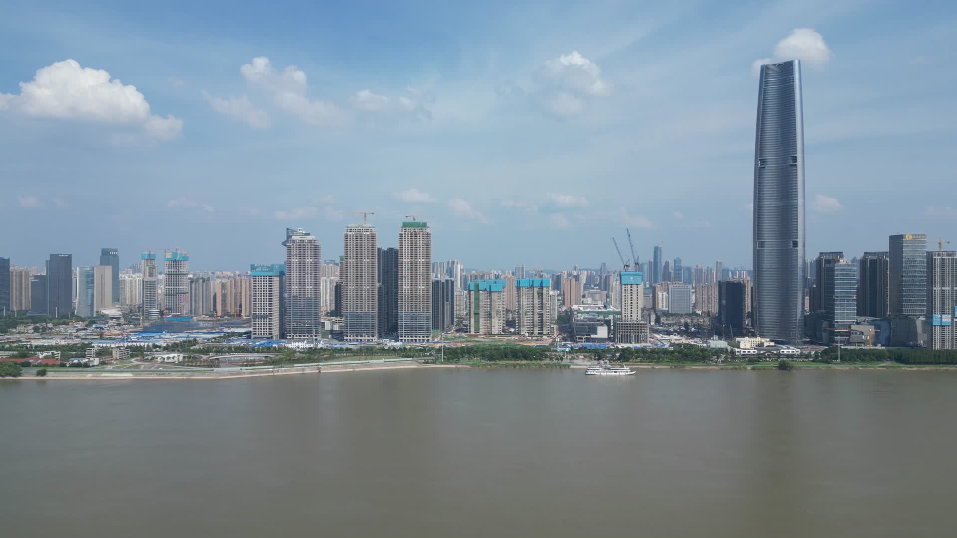 航拍湖北武汉绿地中心第一高楼视频的预览图