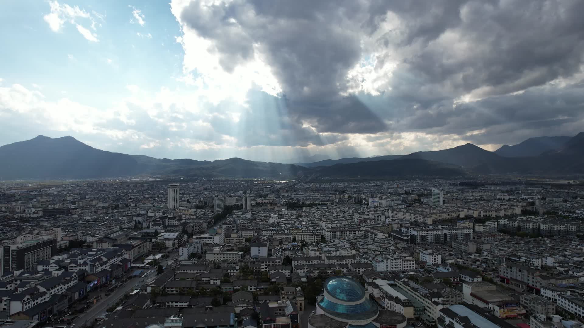 丽江城市蓝天白云航拍视频的预览图