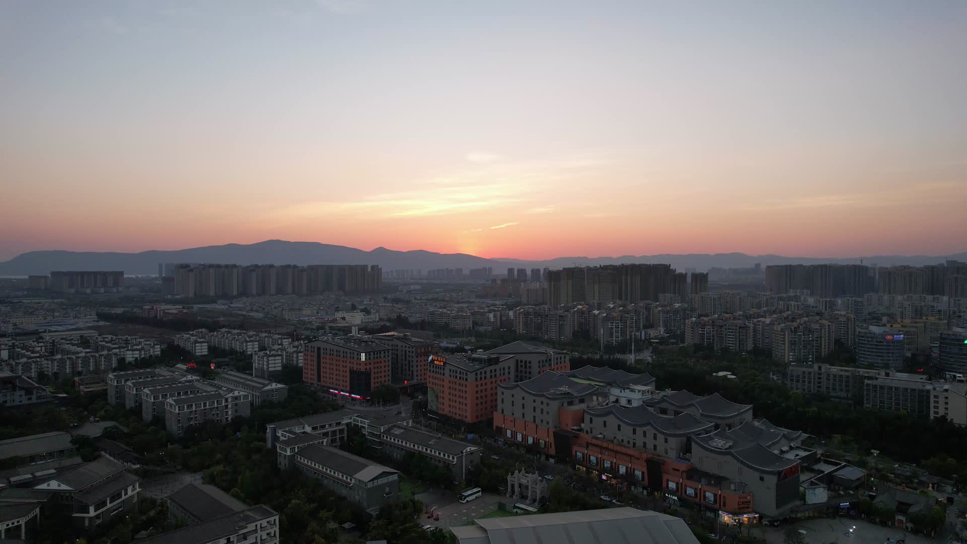 云南昆明城市夕阳晚霞航拍视频的预览图