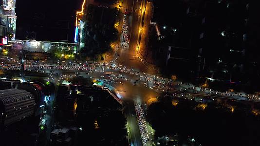 城市夜景拥堵交通航拍视频的预览图