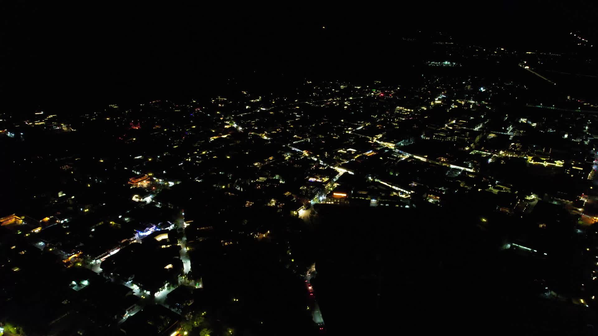 云南束河古镇夜景航拍视频的预览图
