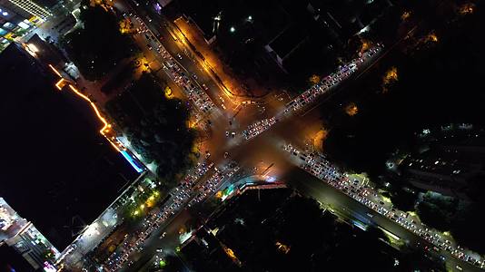 城市夜景拥堵交通航拍视频的预览图