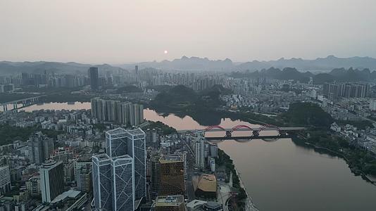 广西柳州城市清晨航拍视频的预览图