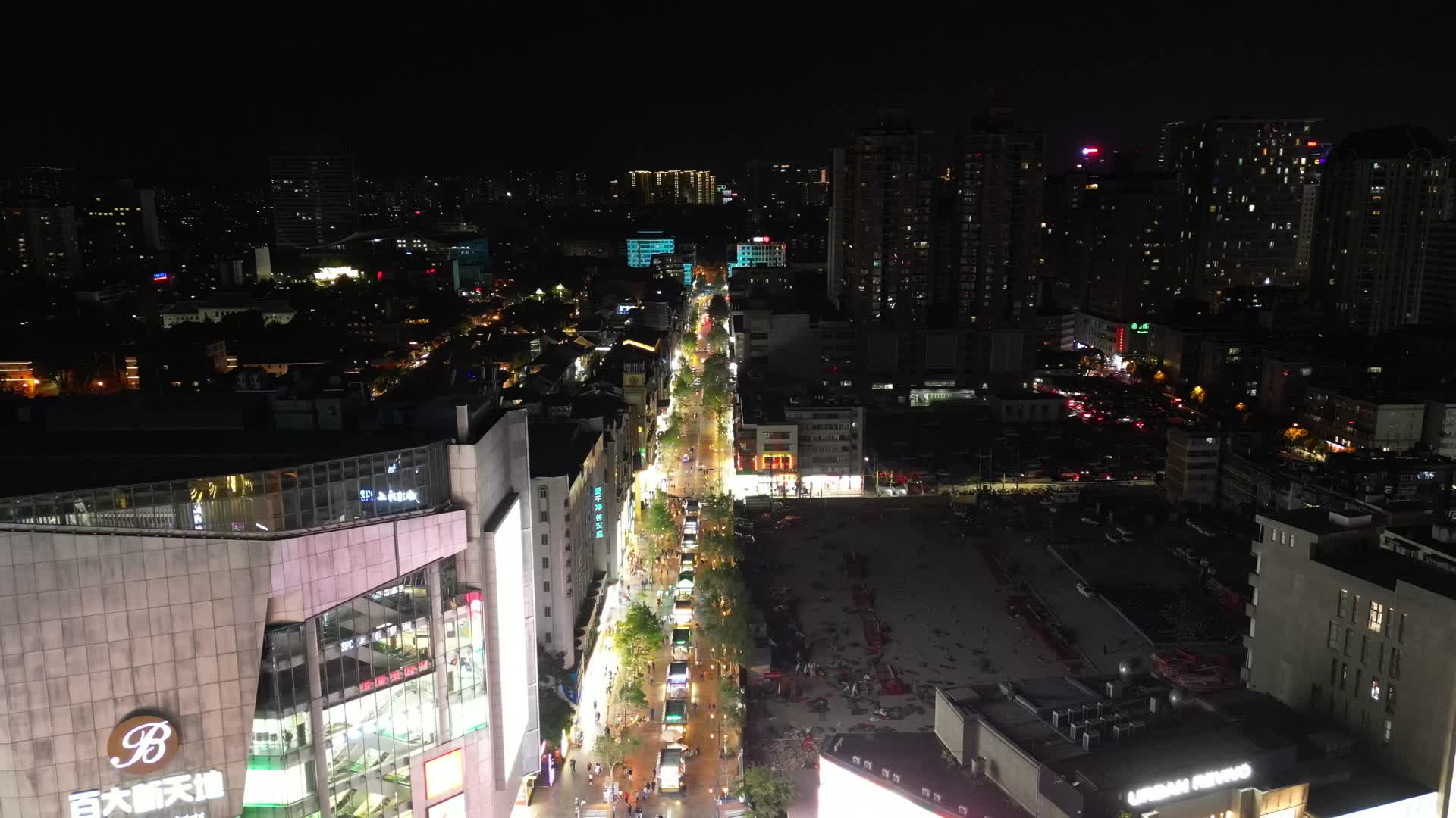 航拍云南昆明南屏街夜景视频的预览图