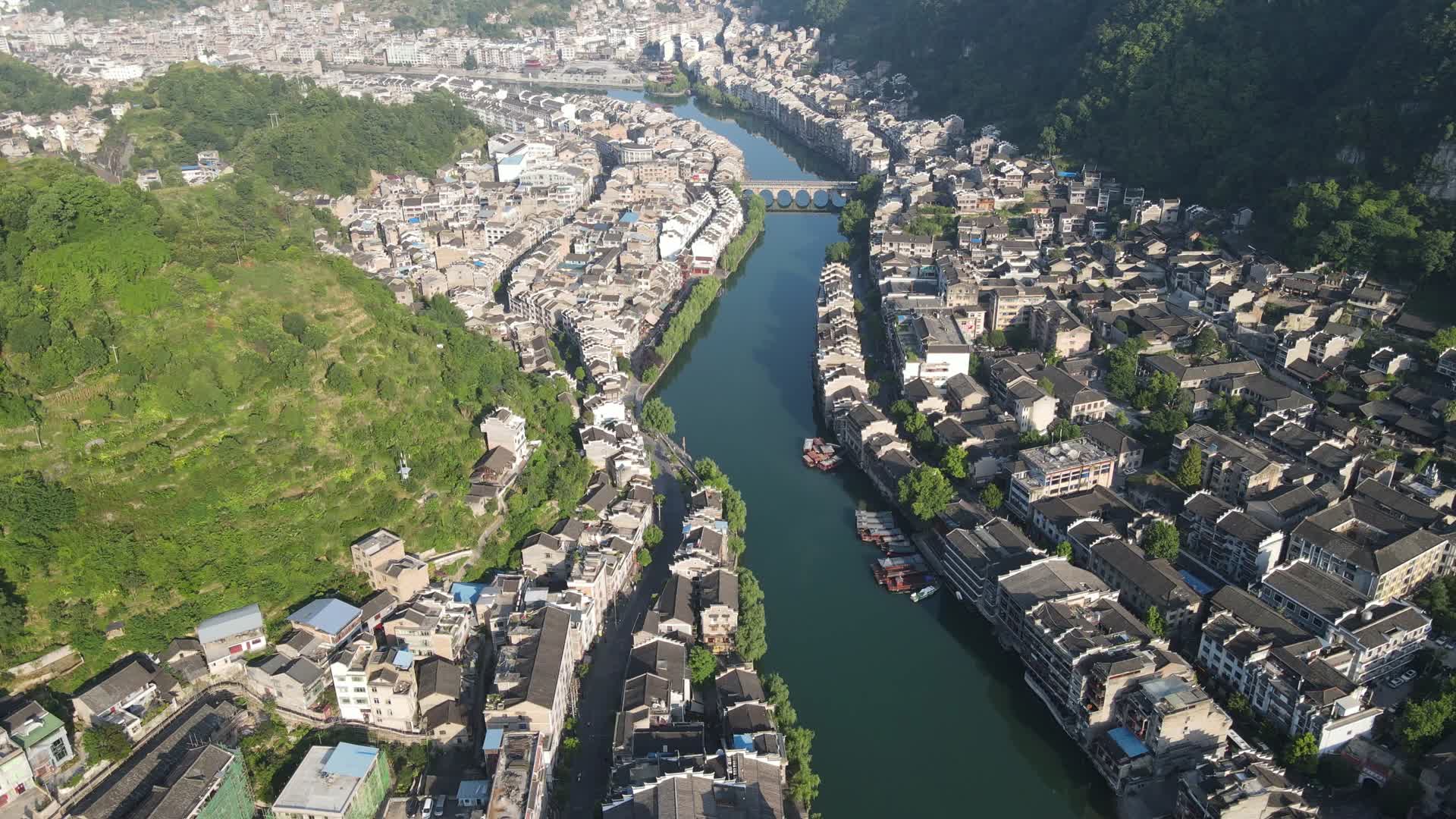 旅游景区贵州镇远古镇舞阳河两岸航拍视频的预览图